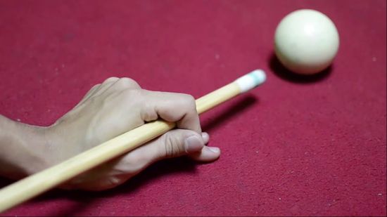 how to hold pool cue stick