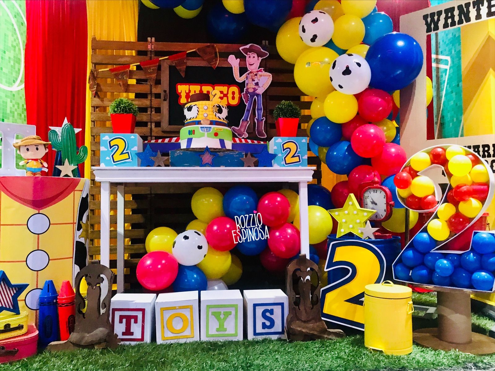 decoracion de woody con globos