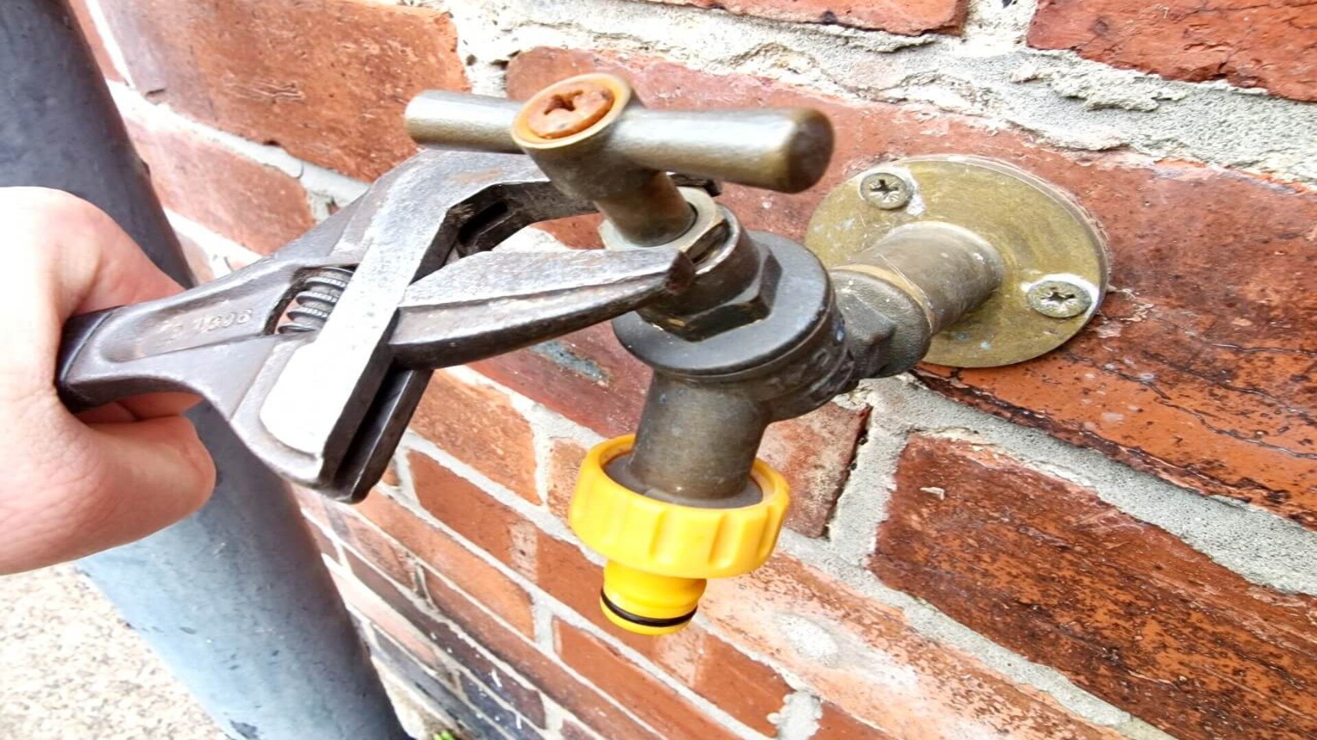 how to fix a leaking outdoor tap