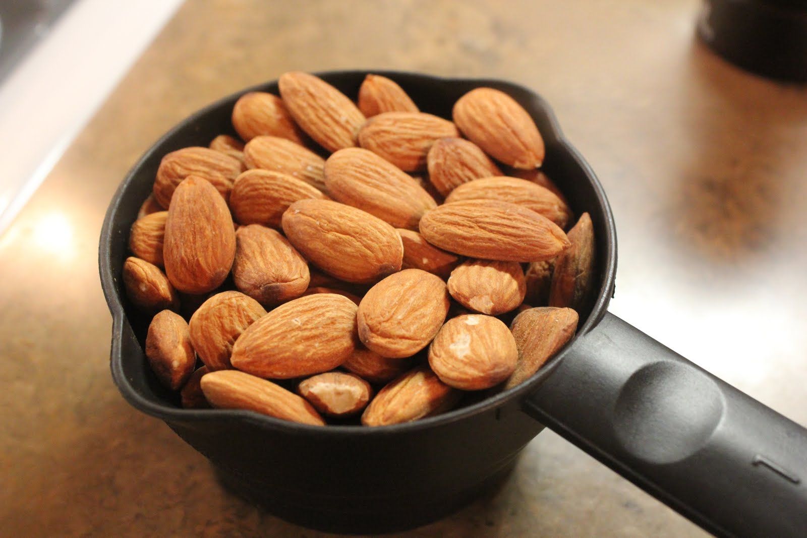 1/2 cup almonds