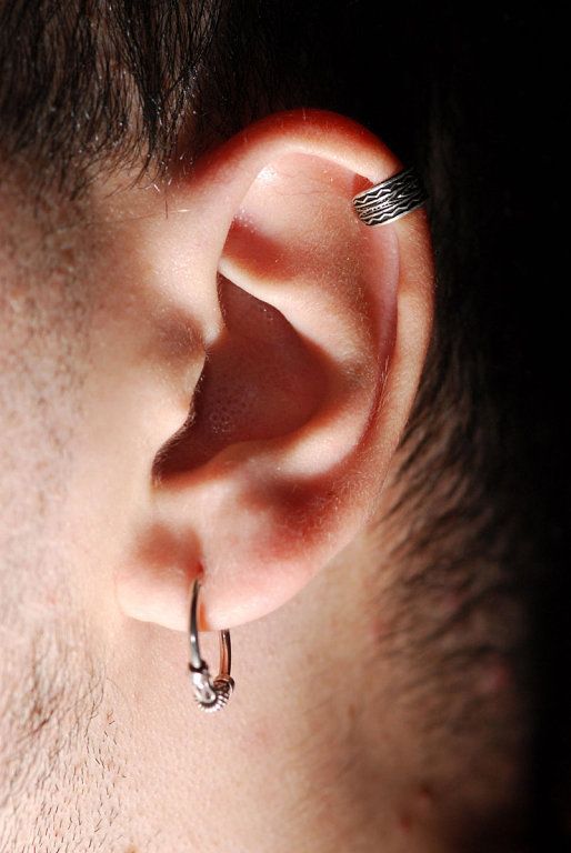 aretes en la oreja hombre