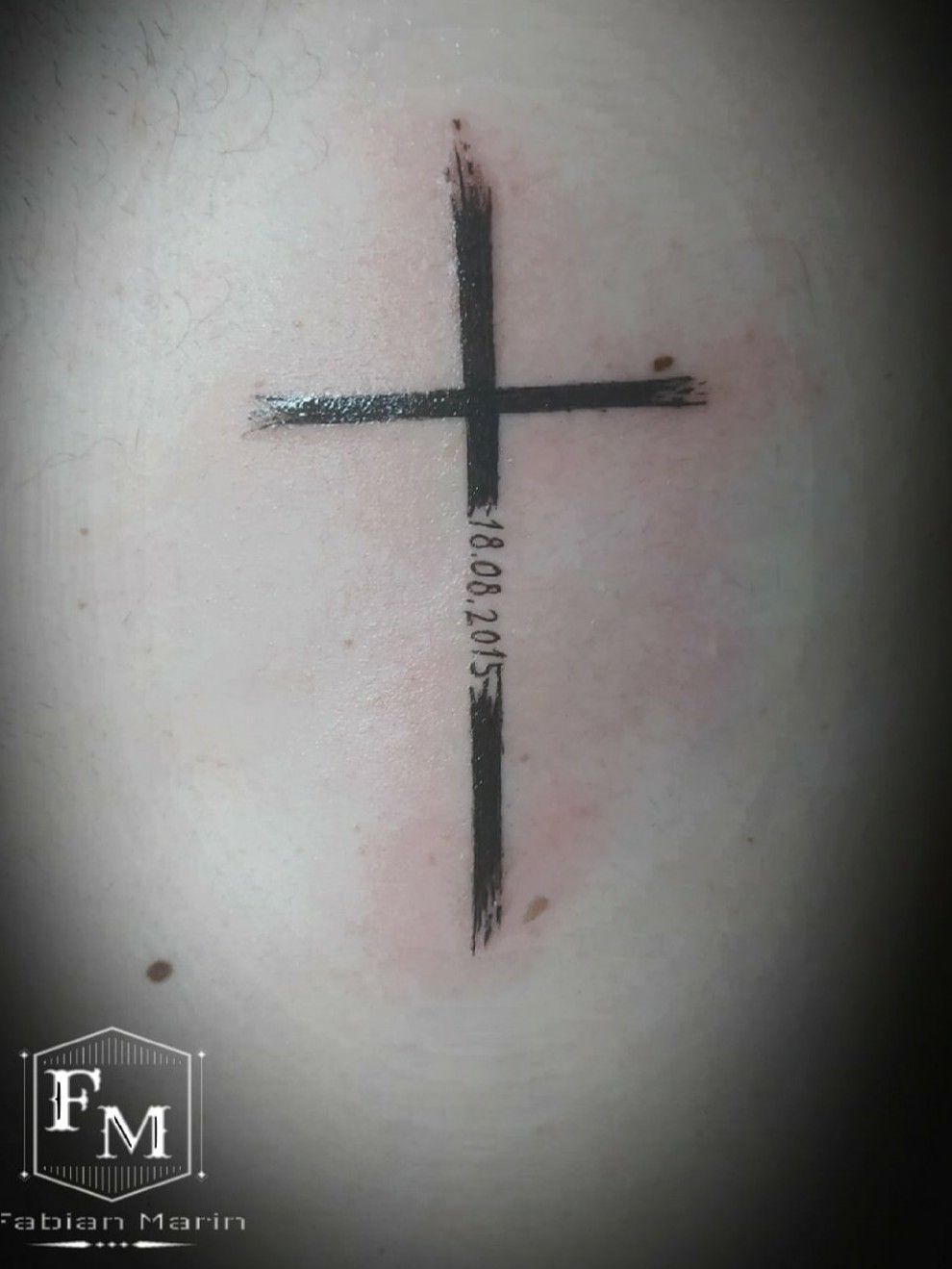 tatuajes de cruz con fechas