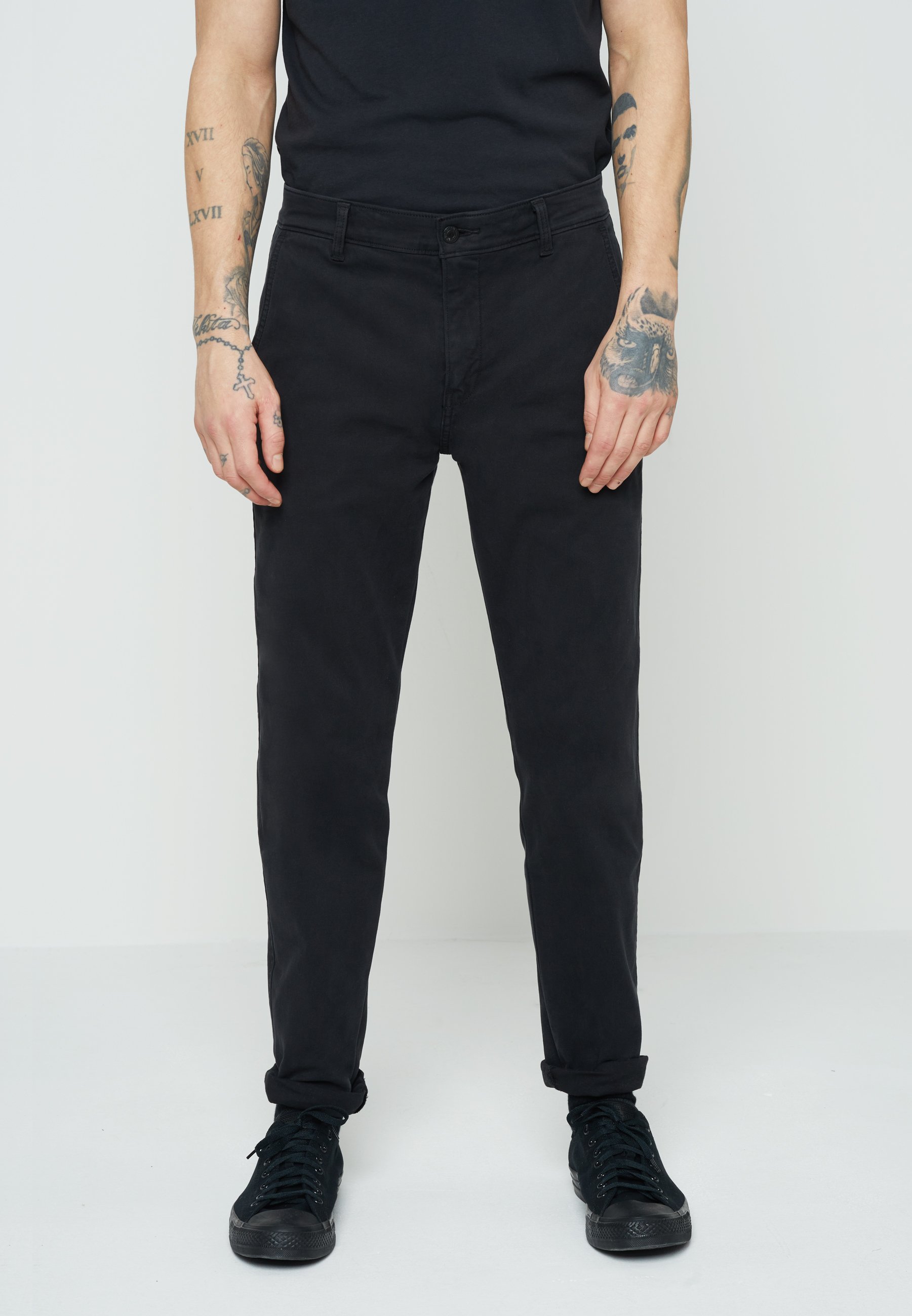 black levi pants