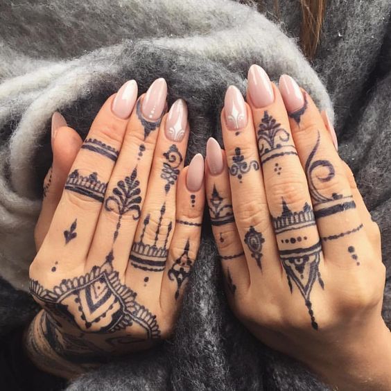 henna fingers