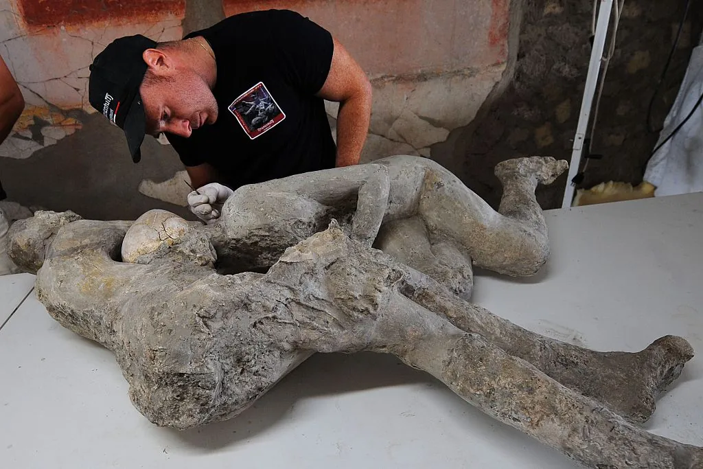 pompeii bodies lovers kissing