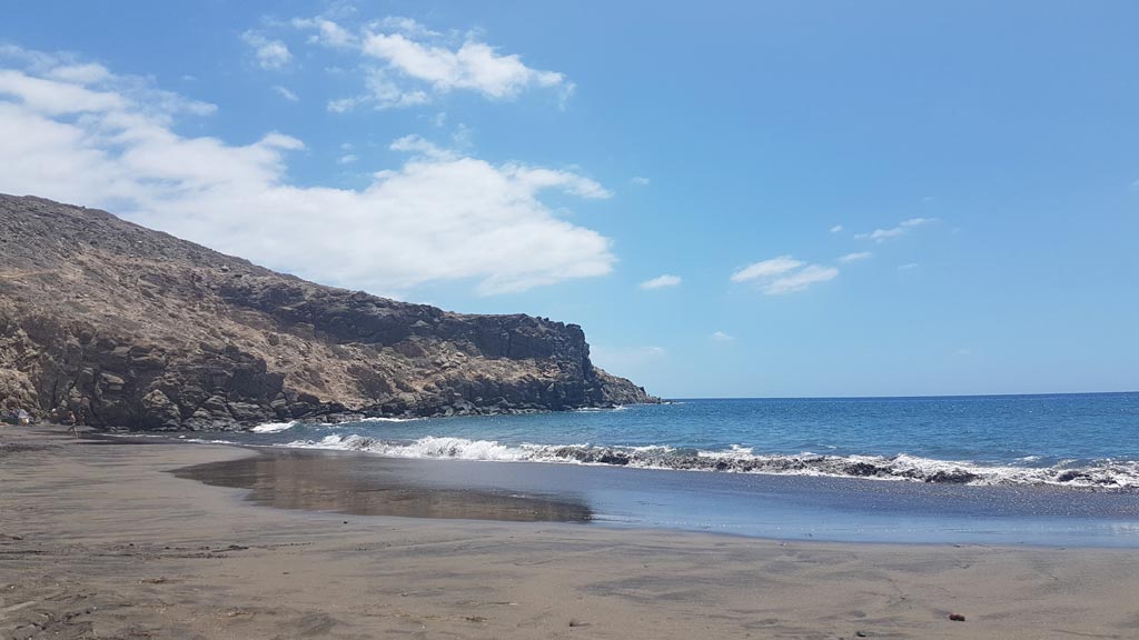 playa nudista montaña arena