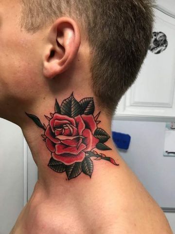 rosas tatuajes en el cuello