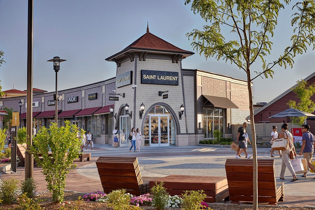 hotels near woodbury commons premium outlets new york