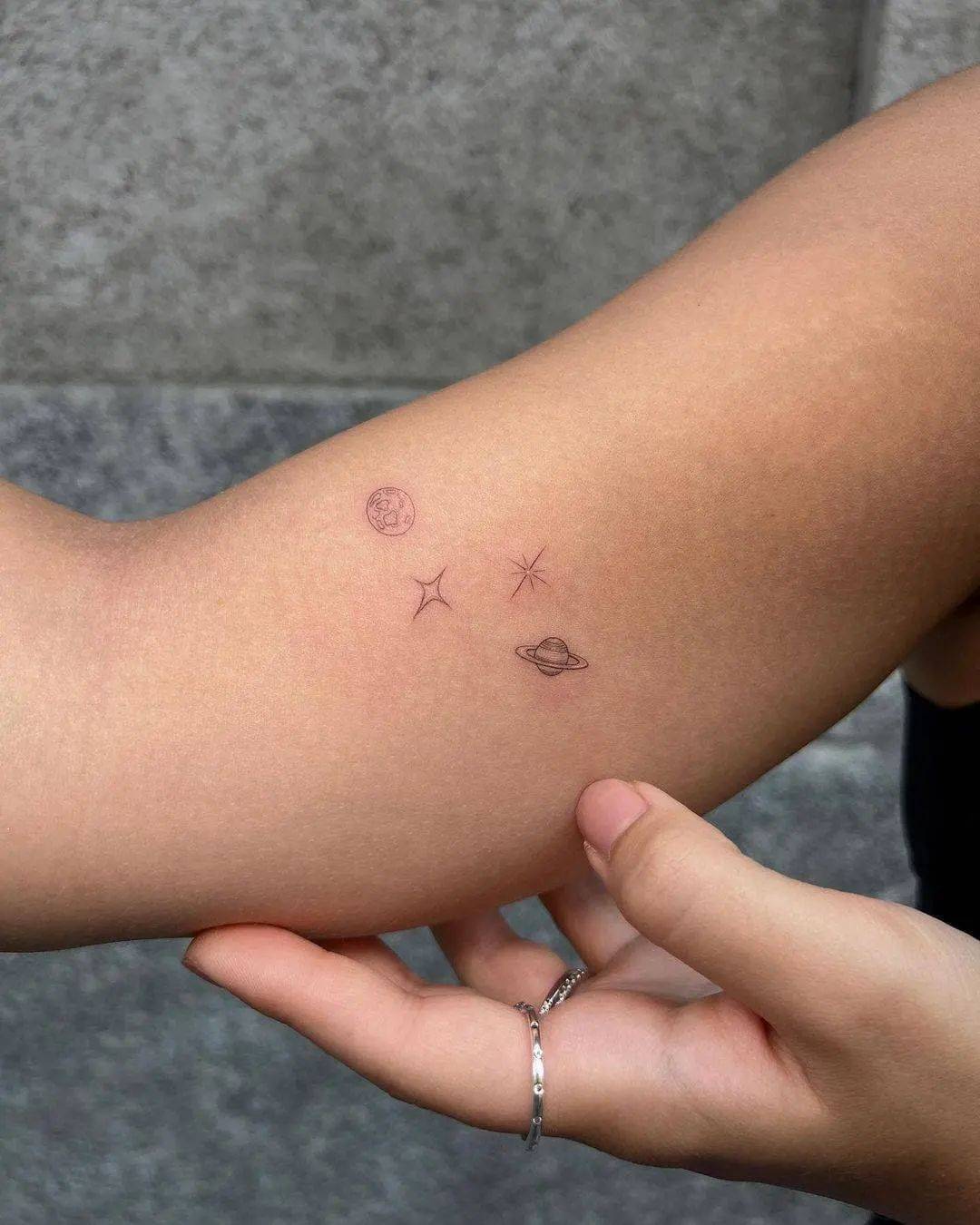 estrella tatuaje minimalista