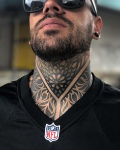 tatuaje cuello hombres