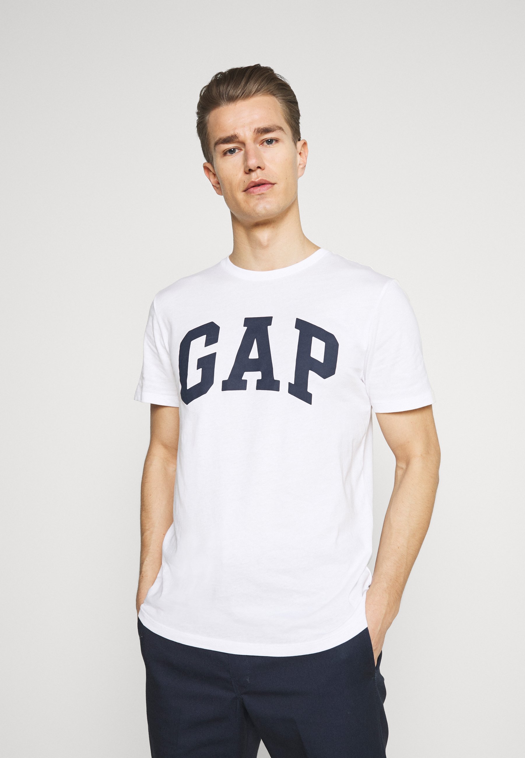 gap white t shirt