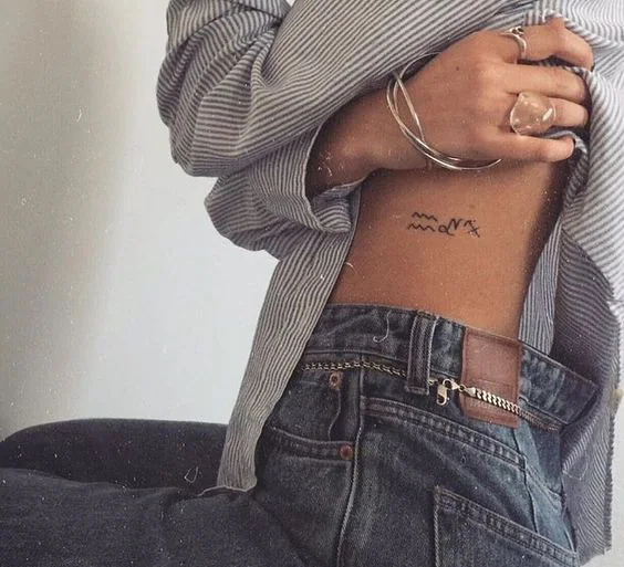 tatuajes costado mujer pequeños