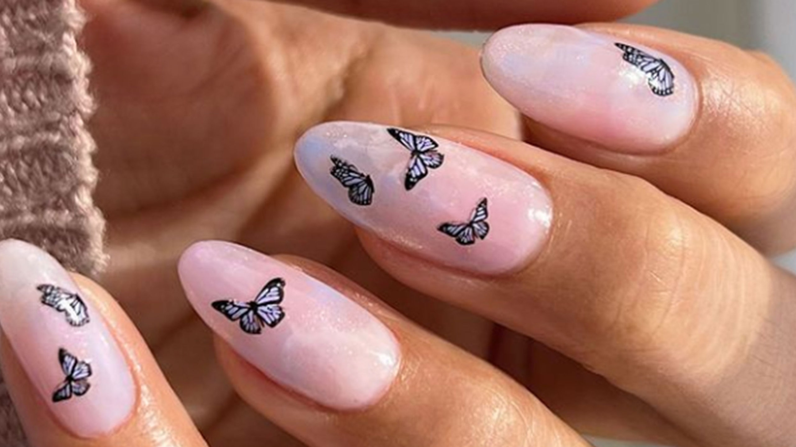 uñas con mariposas