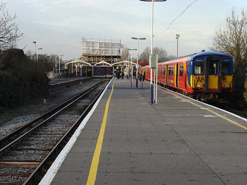 train from london to hampton court