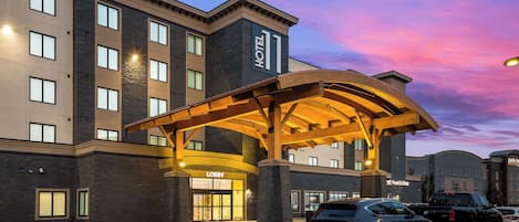 hotels near cross iron mills mall