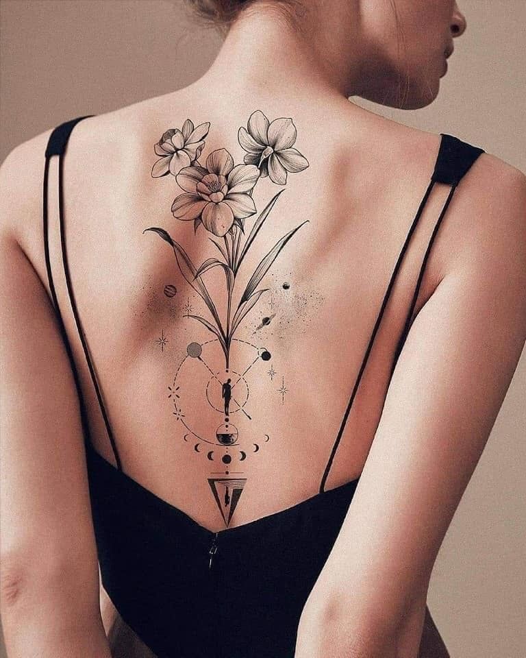 elegantes tatuajes en la espalda para mujer