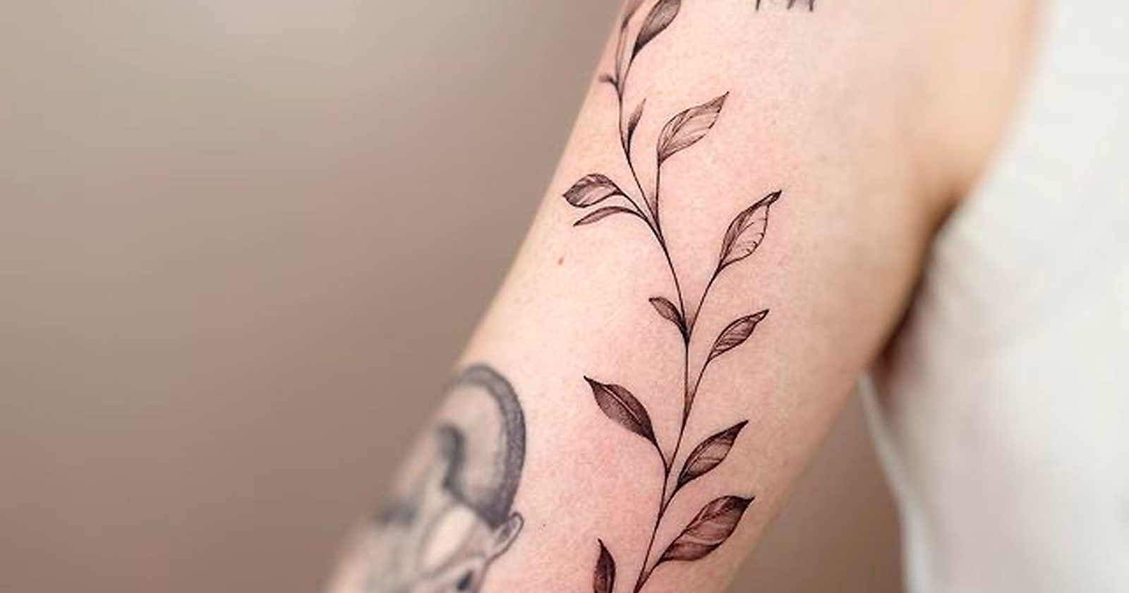 tatuaje flores brazo