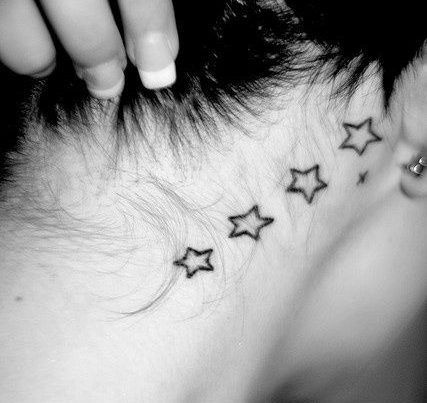 tatuaje estrellas cuello