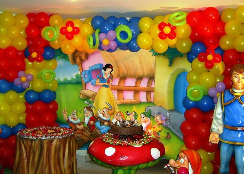 snow white balloons decoration