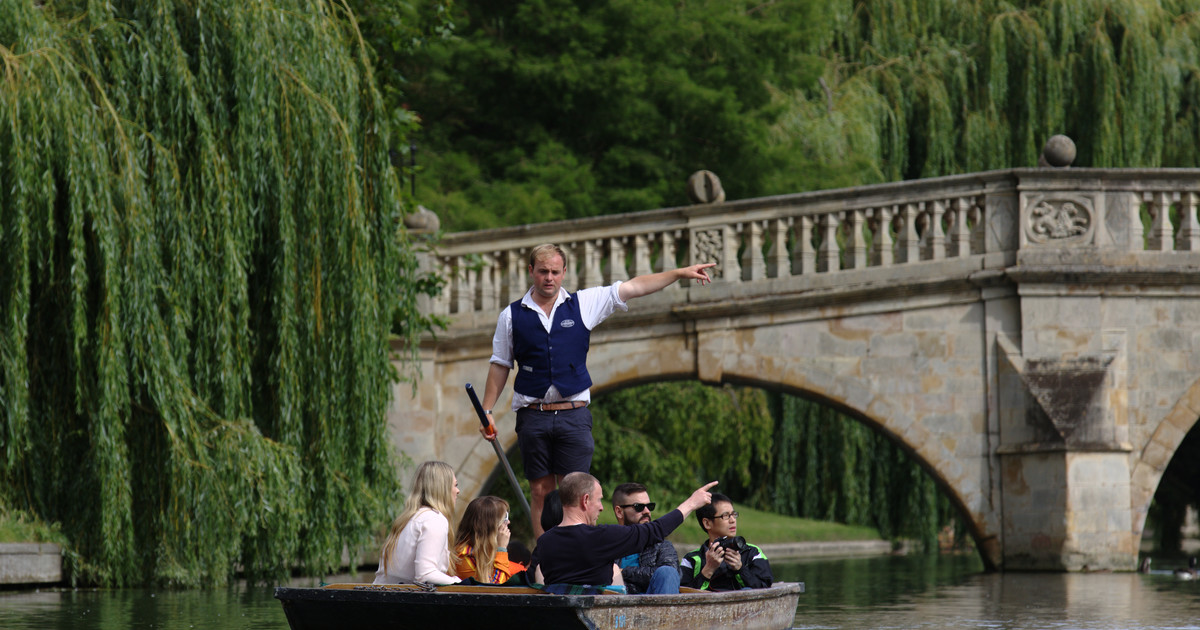 chauffeured punting tour in cambridge