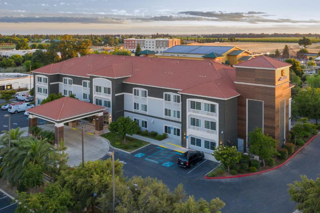 la quinta inn & suites by wyndham visalia sequoia gateway