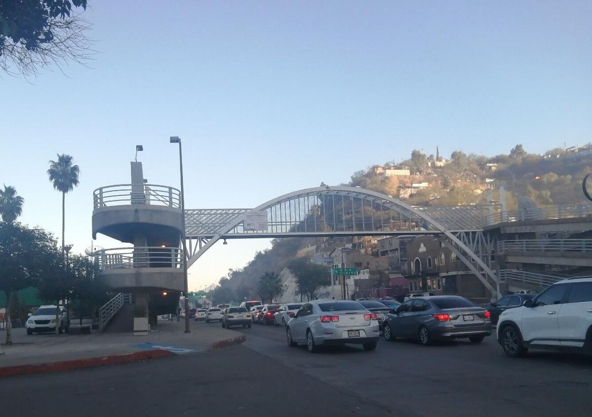 como esta la fila para cruzar a nogales arizona