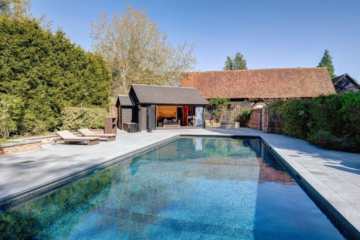 airbnb with swimming pool uk