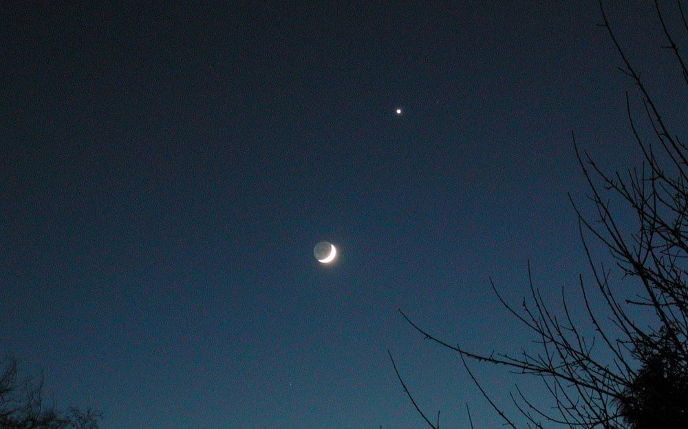 what 2 planets are near the moon tonight