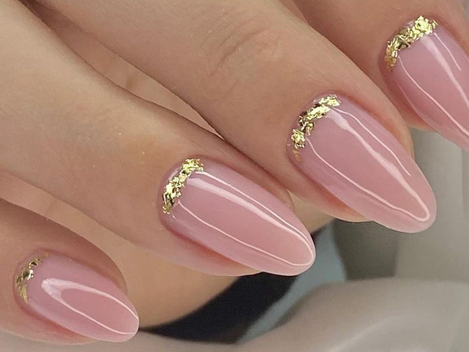 uñas elegantes con dorado