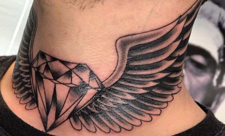 alas en el cuello tatuaje