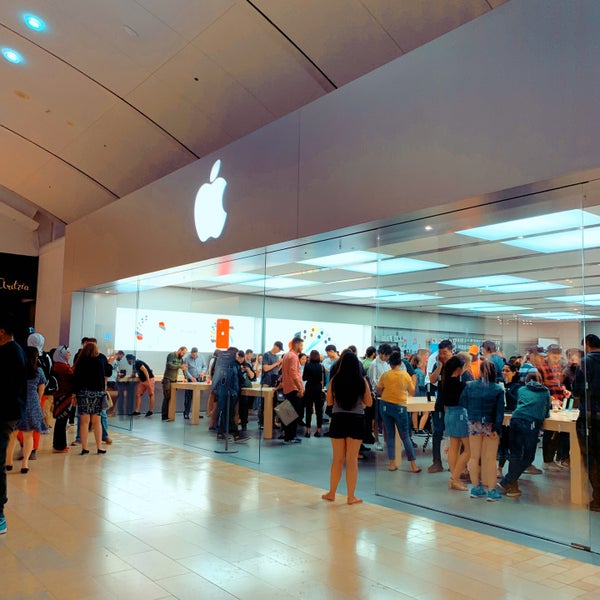 apple store mississauga square one