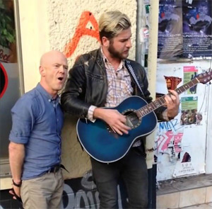 cantante callejero sorprendido por artista