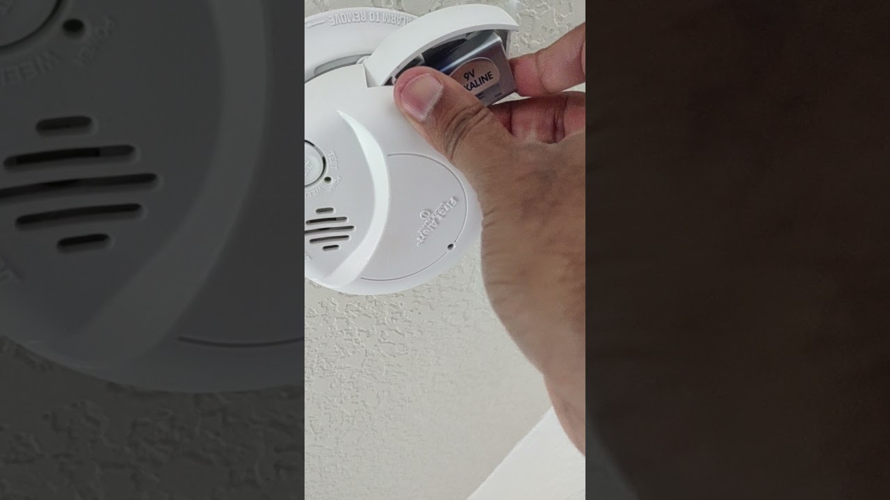 green light blinking on smoke detector