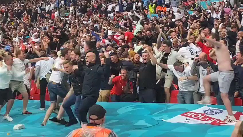 england fan flashes