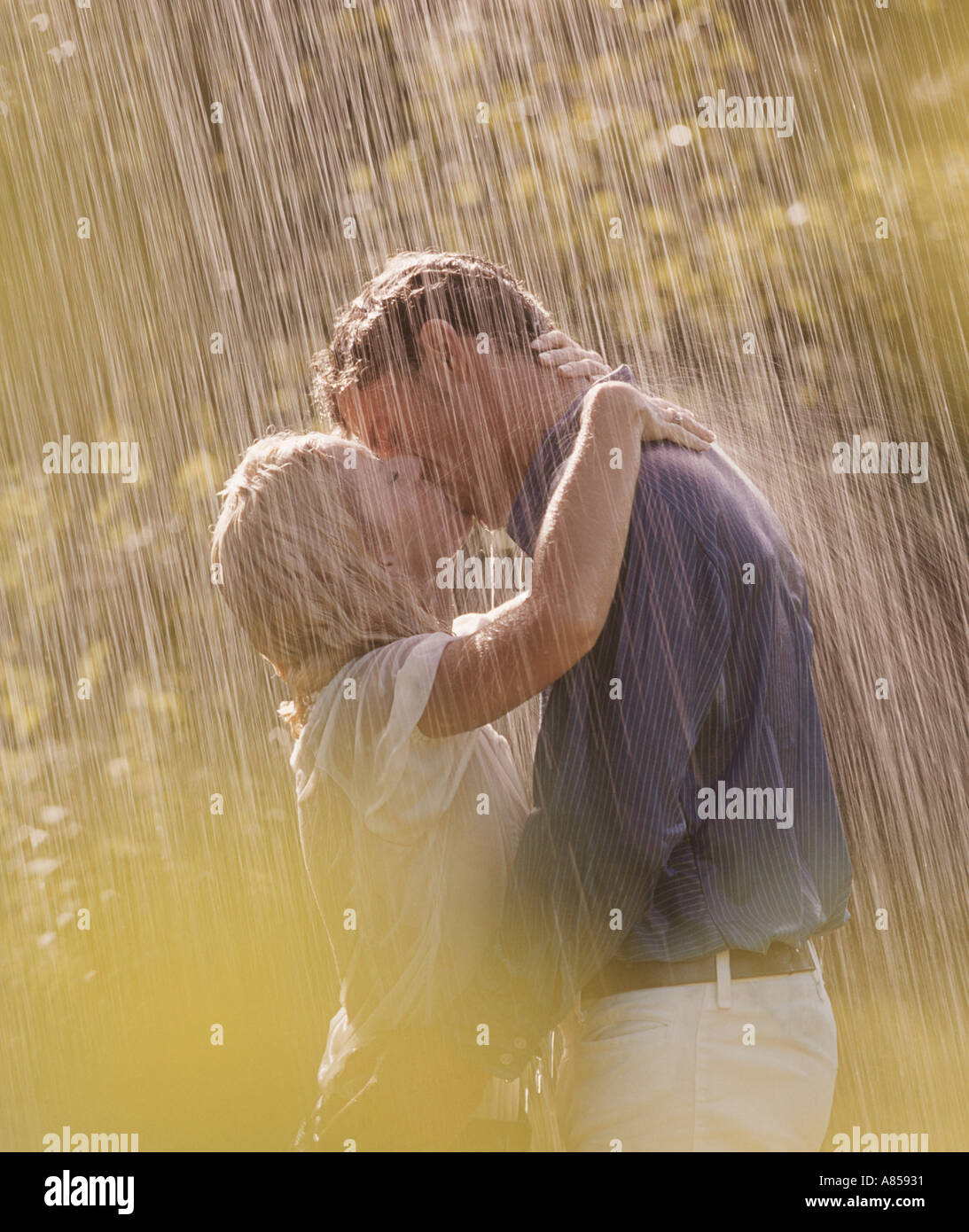 couple kissing in the rain images