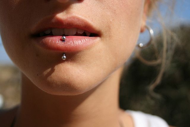 labret piercing vertical