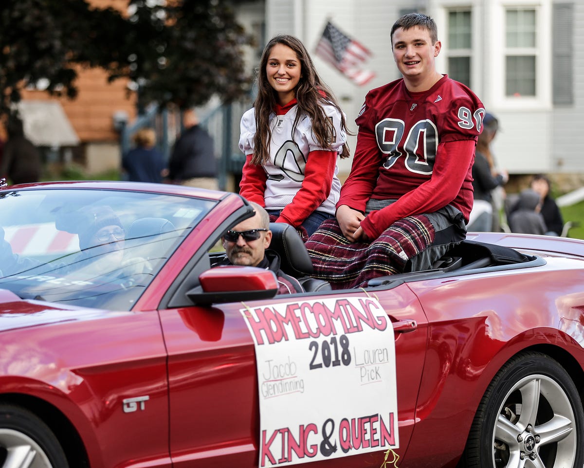 homecoming parade car signs