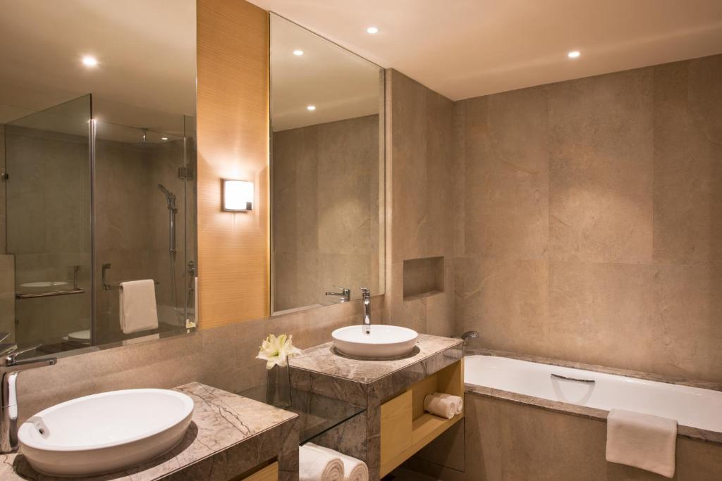 hotels in lucknow with bathtub