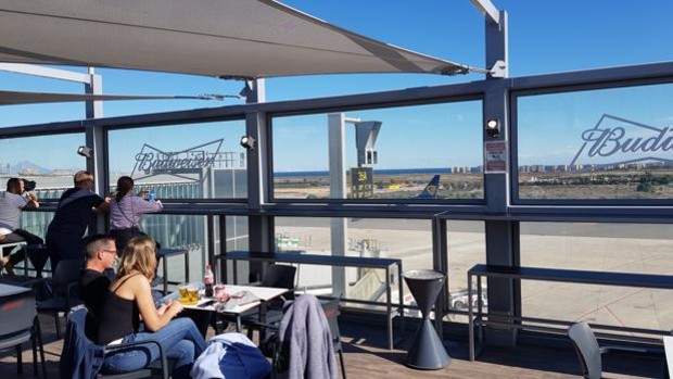 is there a smoking area in alicante airport