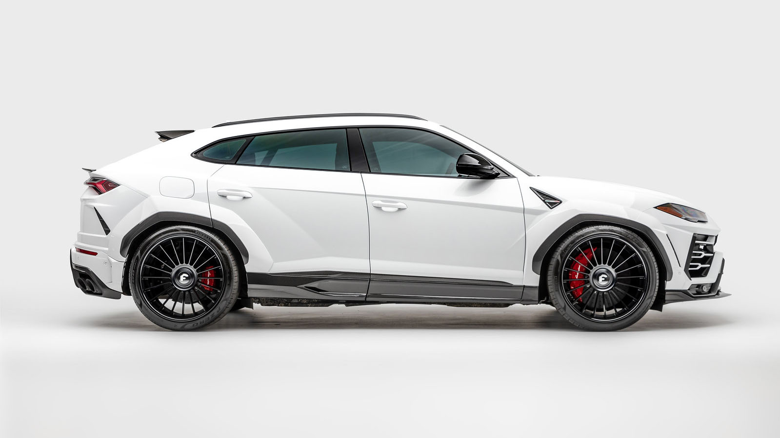 lamborghini urus side view