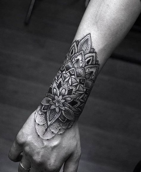 mandala tattoo hombre