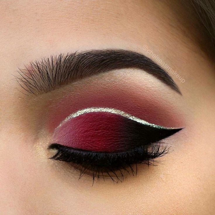 maquillaje rojo y plateado