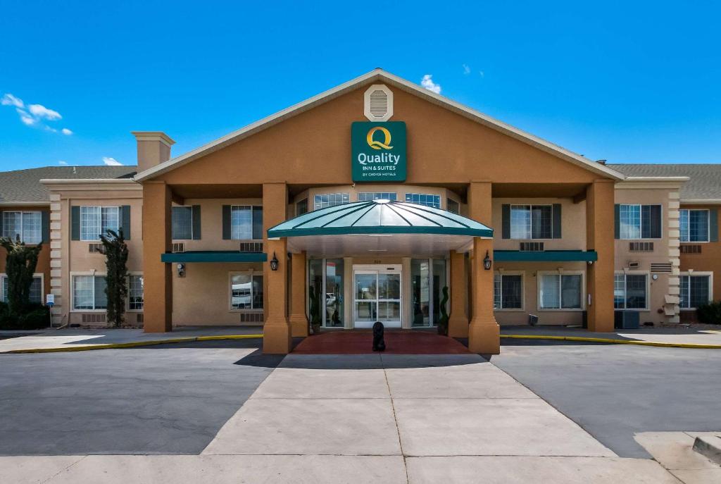 quality inn & suites airport