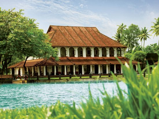 resorts in kumarakom for family