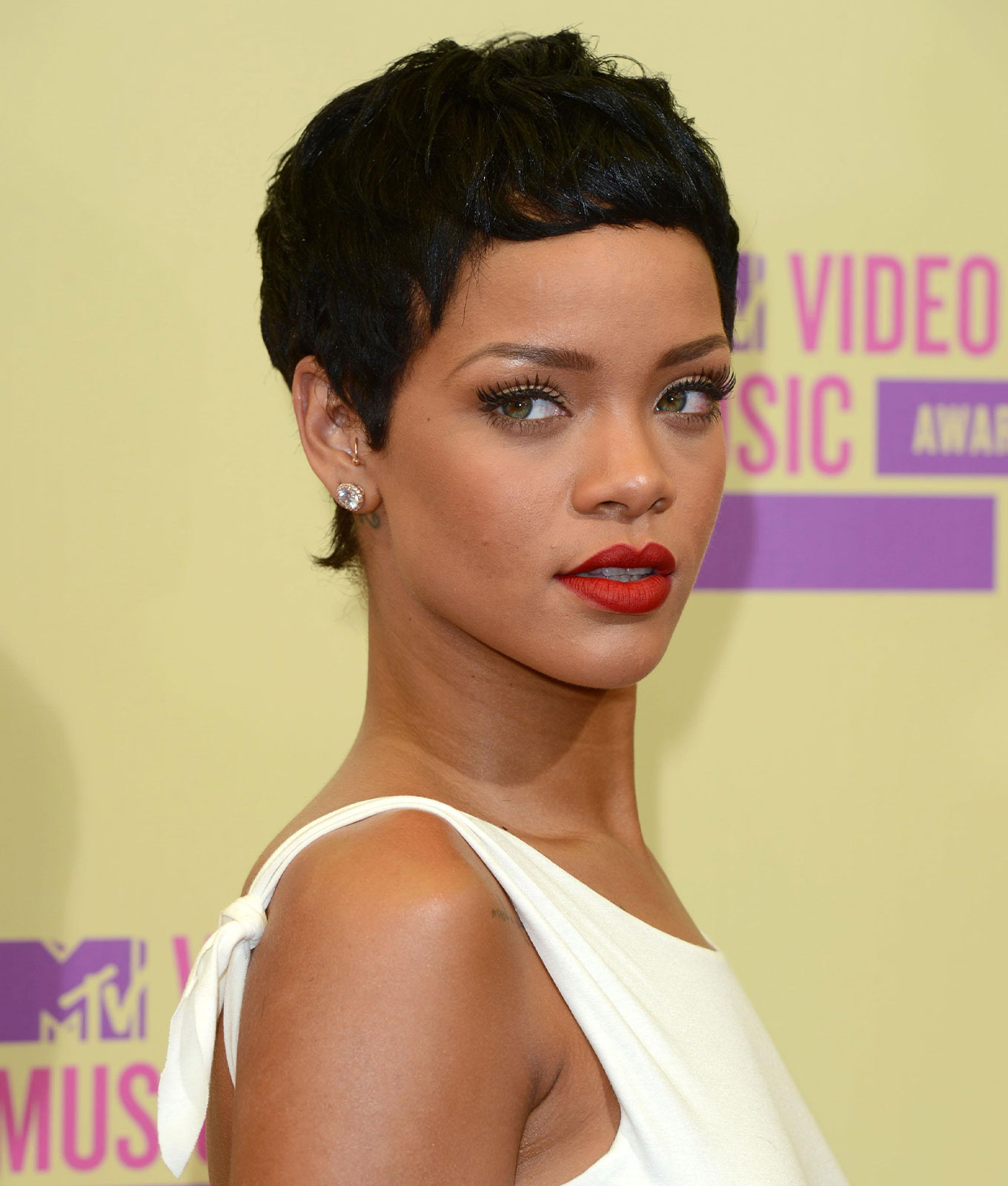 rihanna short hair