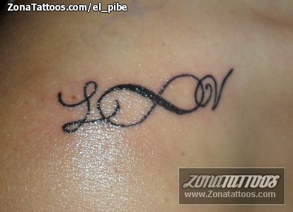 tatuajes de infinito con iniciales