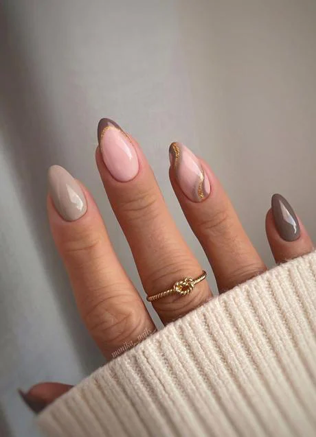 uñas beige con rosa