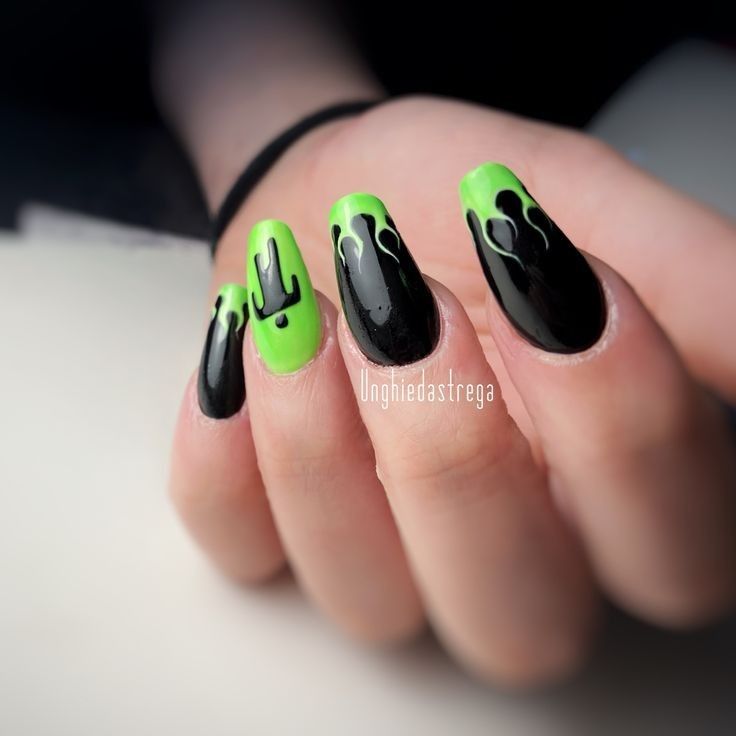 uñas negras con verde