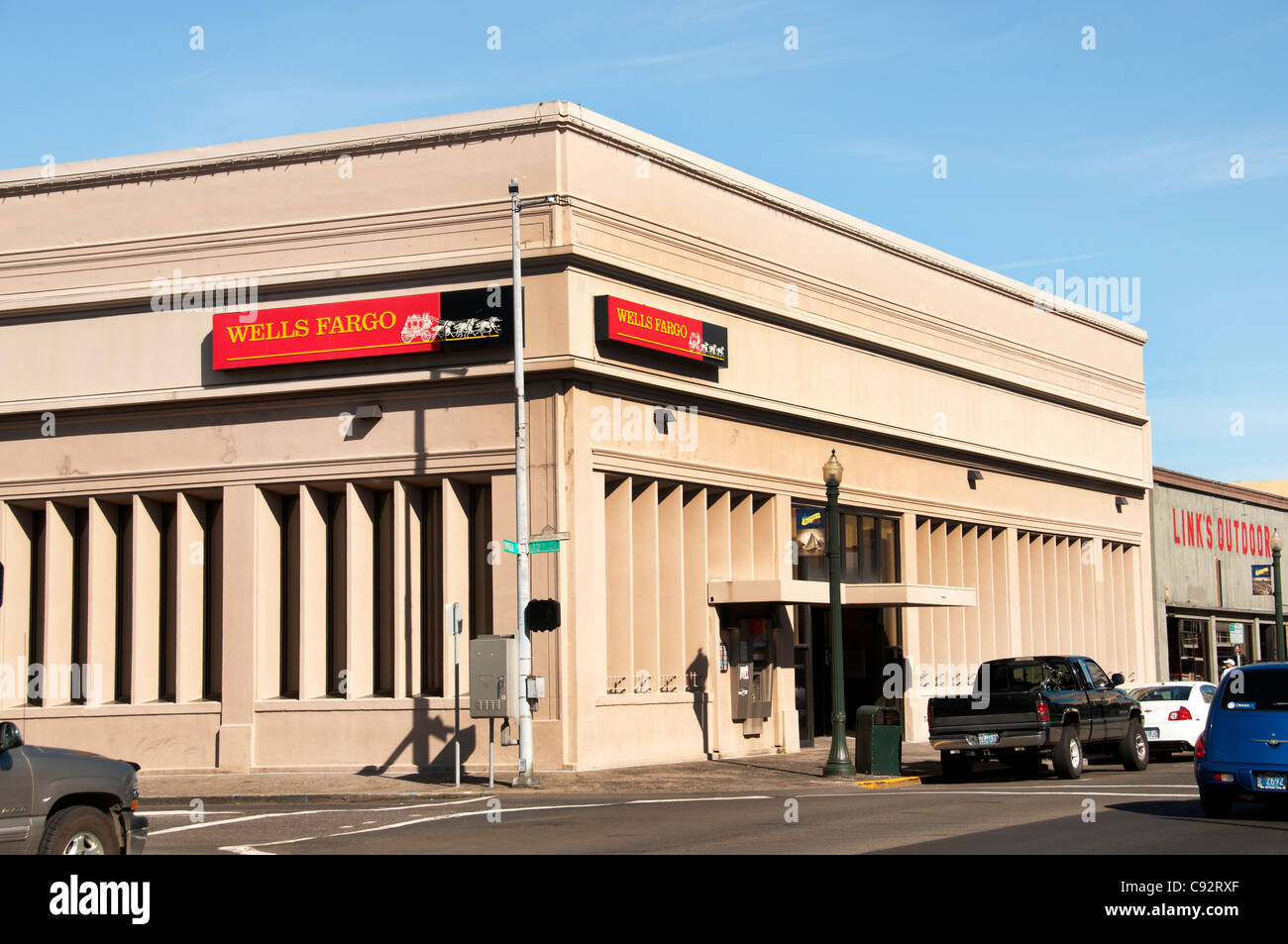 wells fargo bank astoria oregon