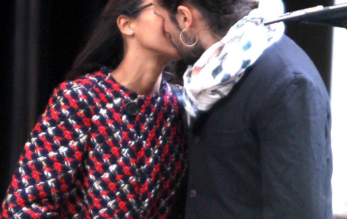 zoe saldana kiss